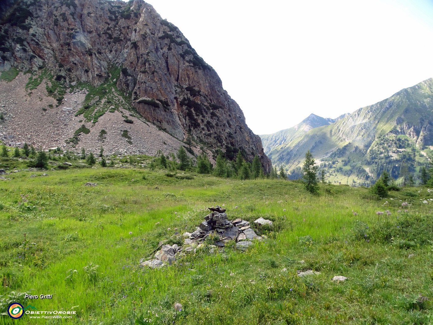 75 Estesa radura prativa alla base del Lago Zelto con ometti indicativi sentiero di discesa.JPG